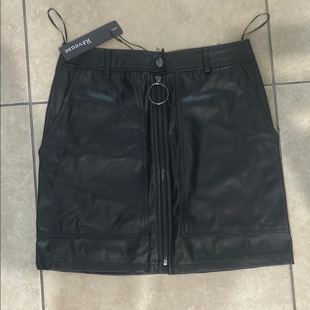 Reveuse Faux Leather Mini Skirt Black Zipper Front Ring Pull
0107